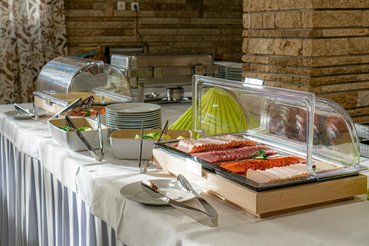 Ozoon Hotel นีเรกฮาซา ภายนอก รูปภาพ