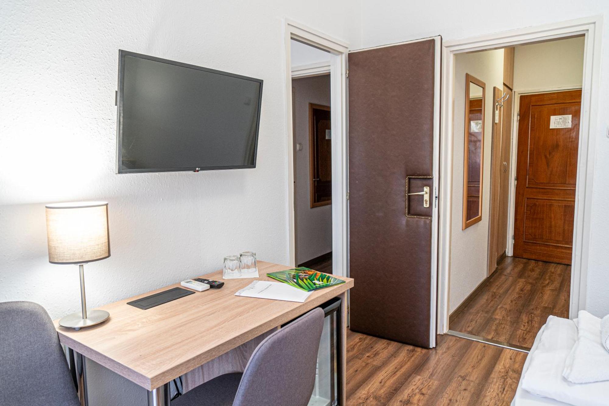 Ozoon Hotel นีเรกฮาซา ภายนอก รูปภาพ