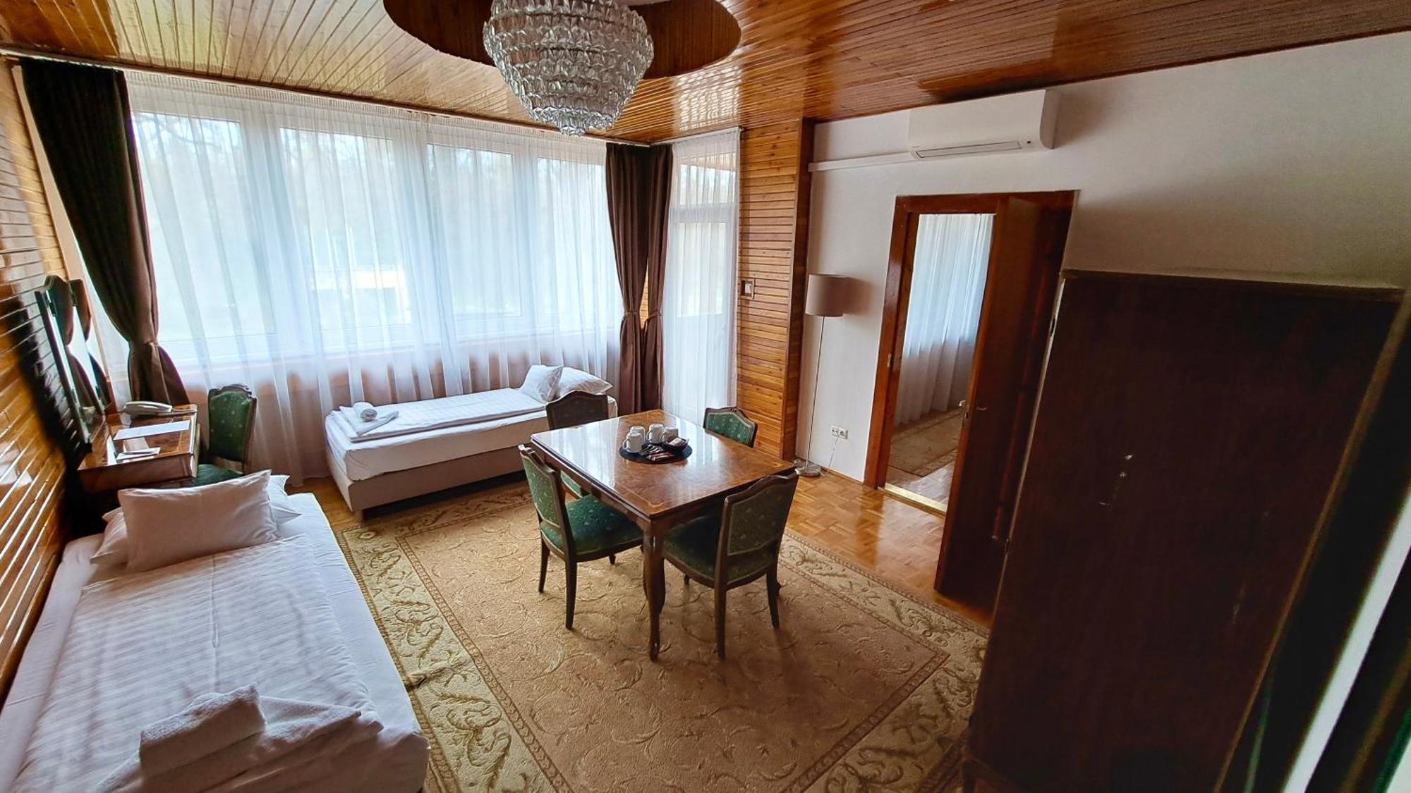 Ozoon Hotel นีเรกฮาซา ภายนอก รูปภาพ