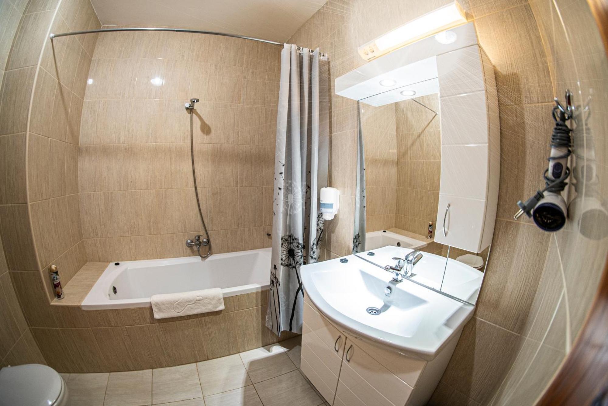 Ozoon Hotel นีเรกฮาซา ภายนอก รูปภาพ