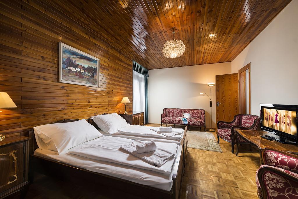 Ozoon Hotel นีเรกฮาซา ภายนอก รูปภาพ